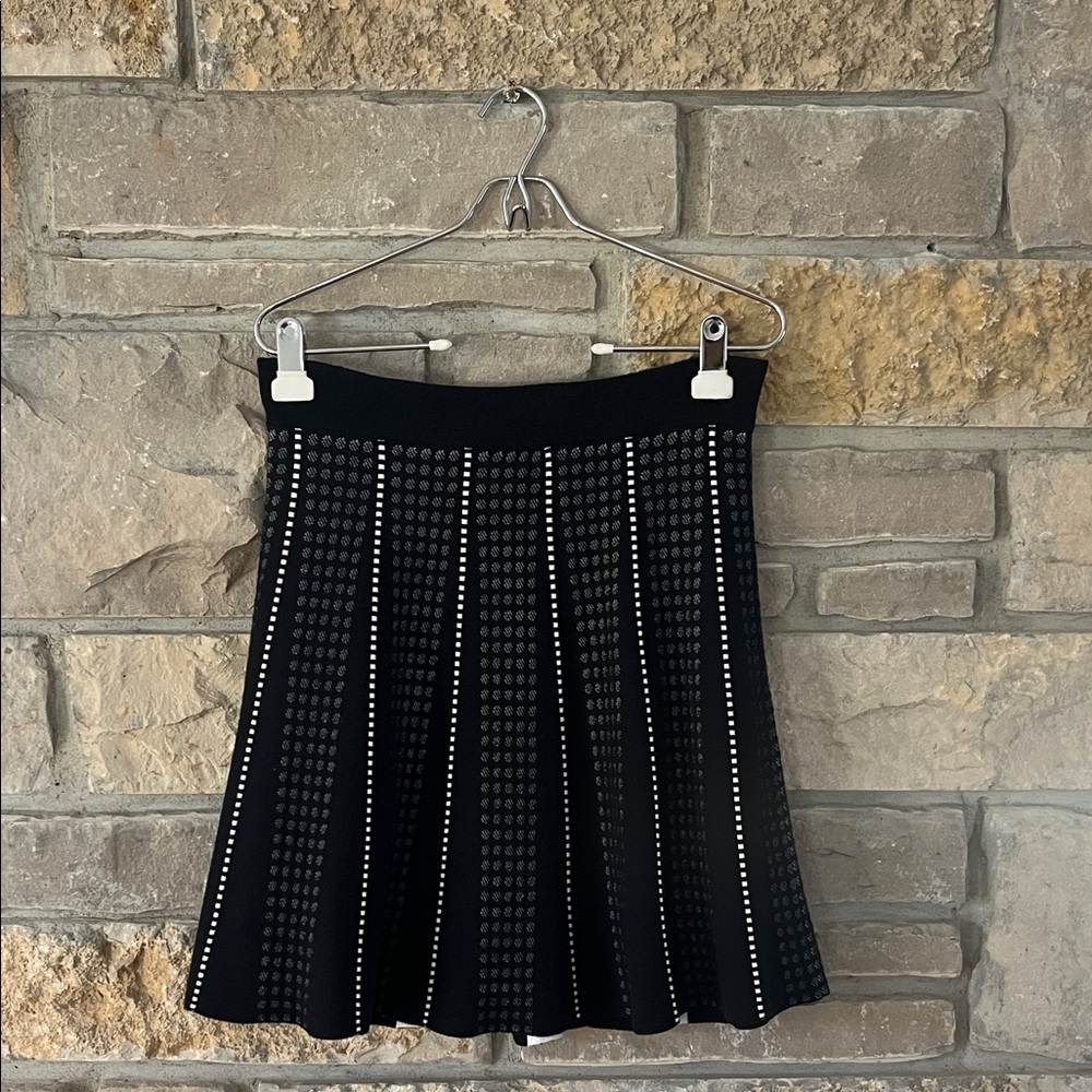 J. McLaughlin Black & White A-Line Sweater Skirt with Geometric Details Large
